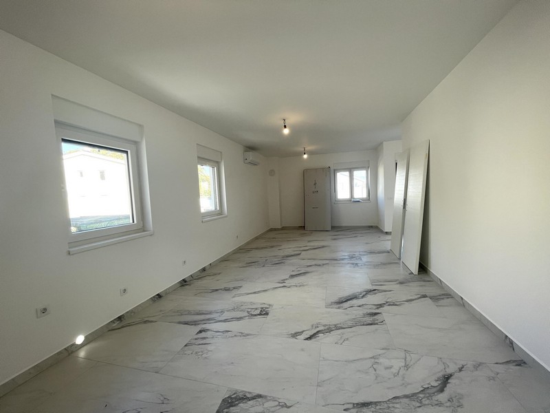 Světlý obývací pokoj s mramorovou podlahou