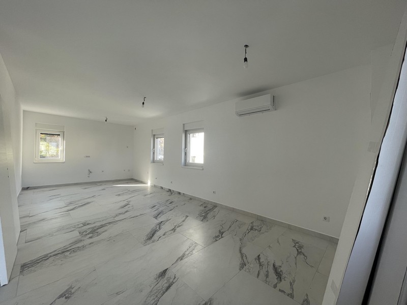 Ložnice se dvěma okny