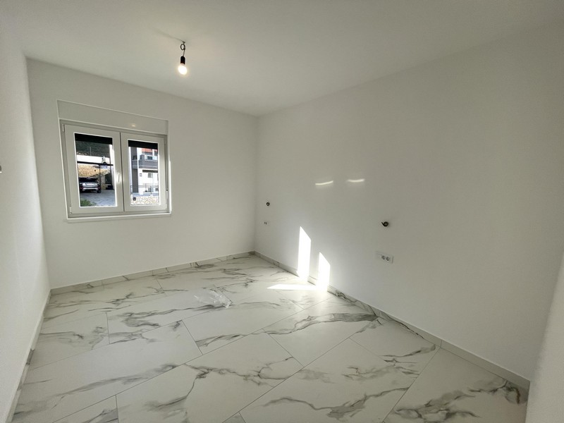 Druhá ložnice s mramorovou podlahou