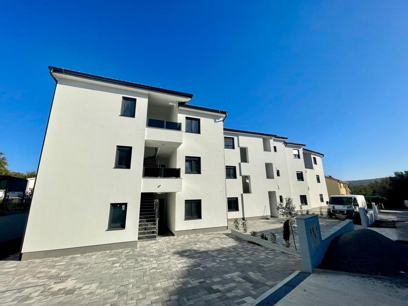 Vstupní prostor a parkovací místa nemovitosti A3504 v Chorvatsku.