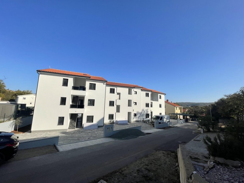 Vnější pohled na novostavbu s několika byty