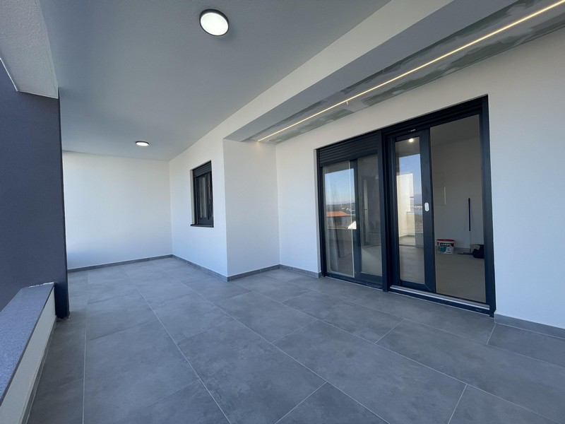 Velká terasa s dlážděnou podlahou a osvětlením