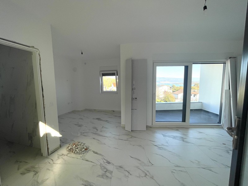 Obývací pokoj se vstupem na terasu a výhledem na moře