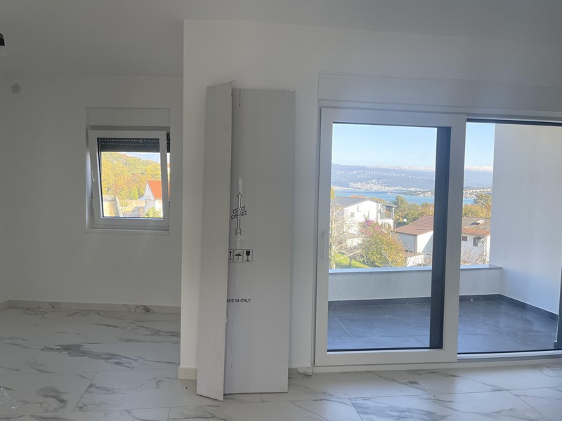 Obývací pokoj s výhledem na terasu a moře