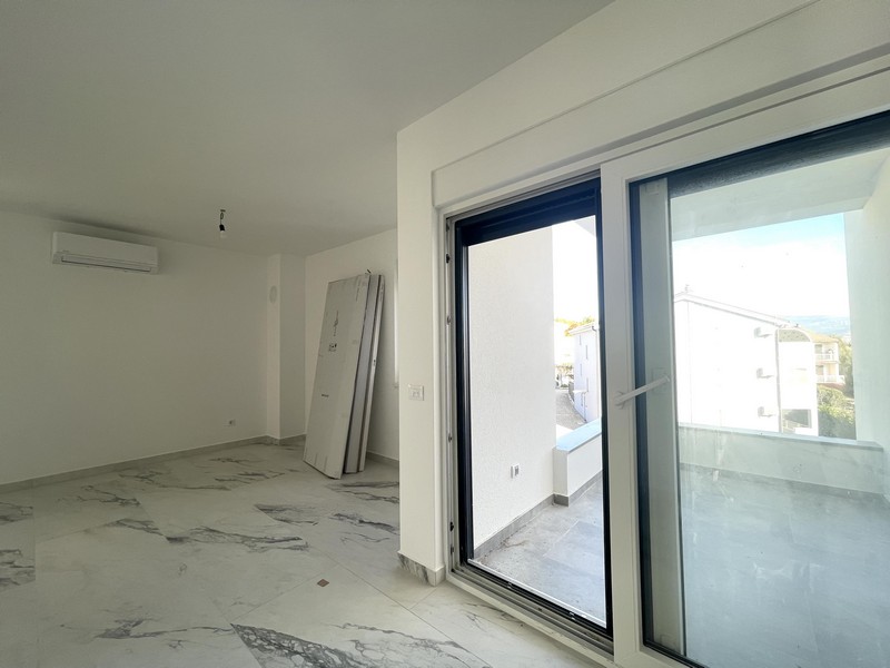 Otevřený obývací prostor s velkým předním oknem