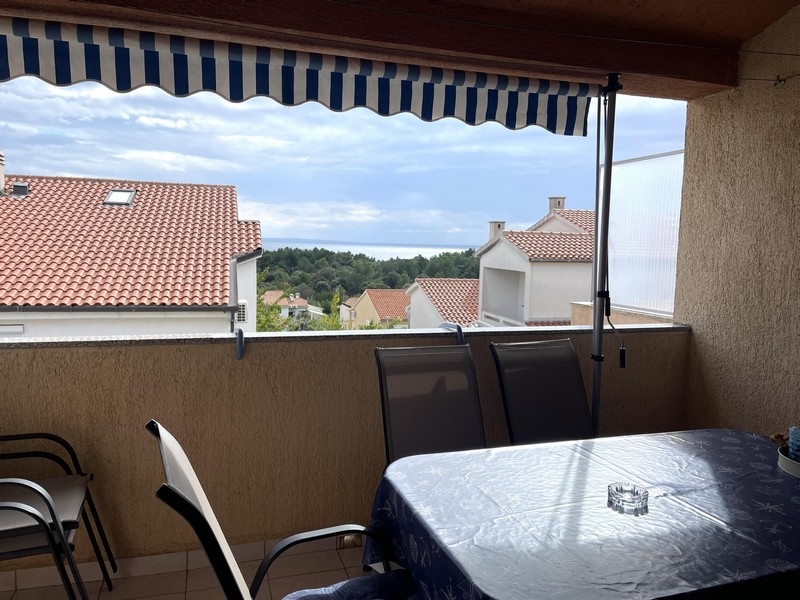 Terasa s výhledem na moře nemovitosti A3506 na ostrově Krk v Chorvatsku.