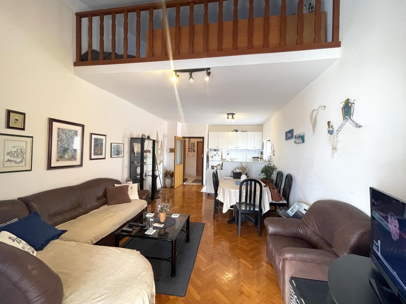 Obývací pokoj s galerií a jídelním koutem