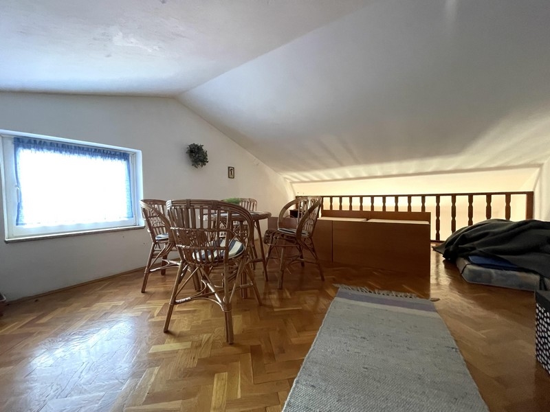 Galerie s posezením a stolem