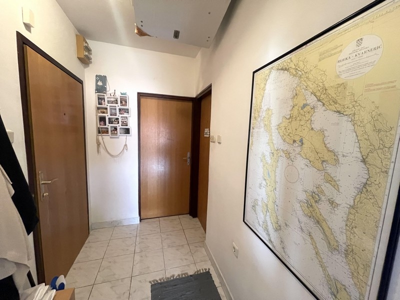 Chodba s nástěnnou mapou