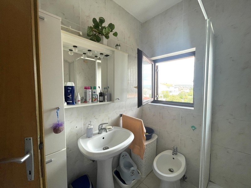 Koupelna s oknem a umyvadlem