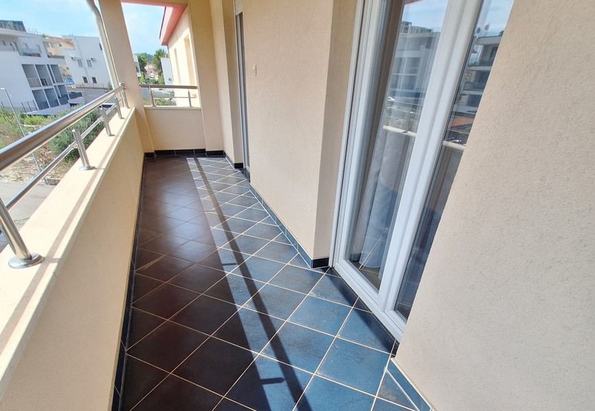 Balkon s dlažbou a zábradlím