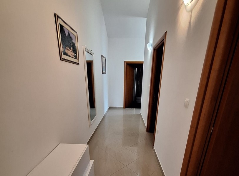 Předsíň s nástěnným zrcadlem a obrázky