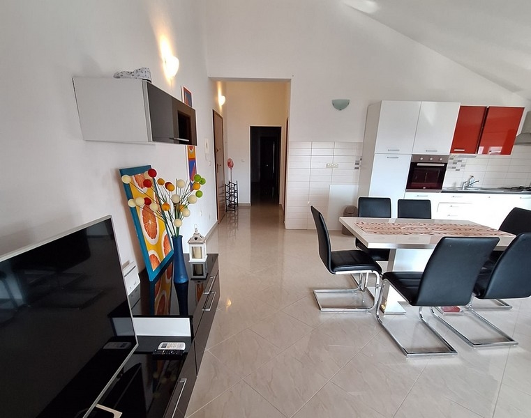 Otevřená kuchyně s jídelním koutem a moderním nábytkem