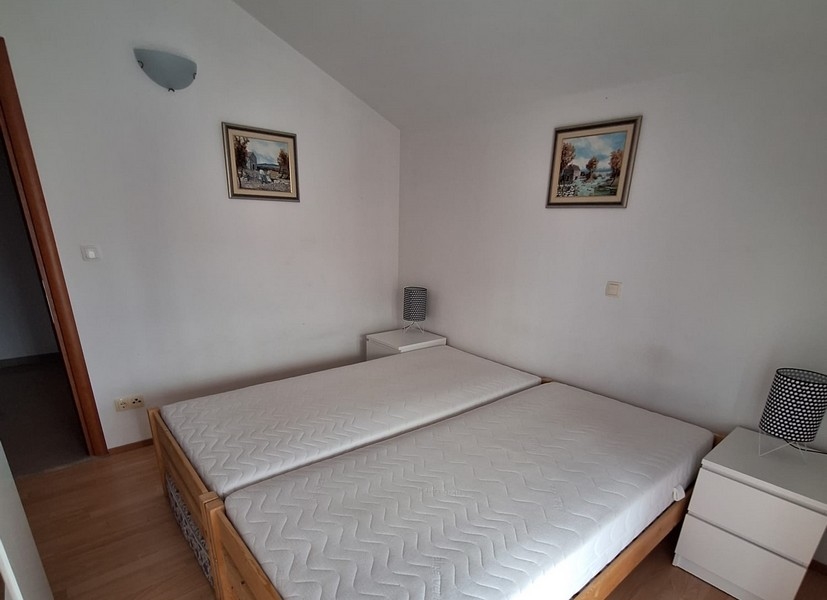 Ložnice se dvěma samostatnými lůžky a nočními stolky