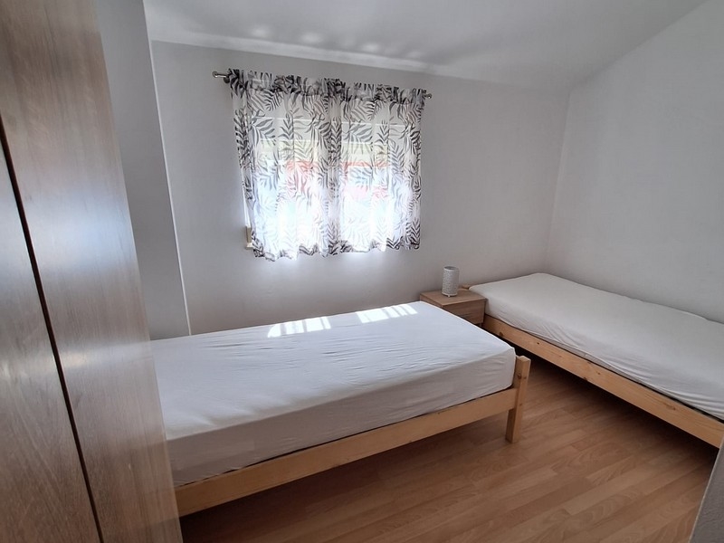 Ložnice se dvěma samostatnými lůžky a světelnými závěsy