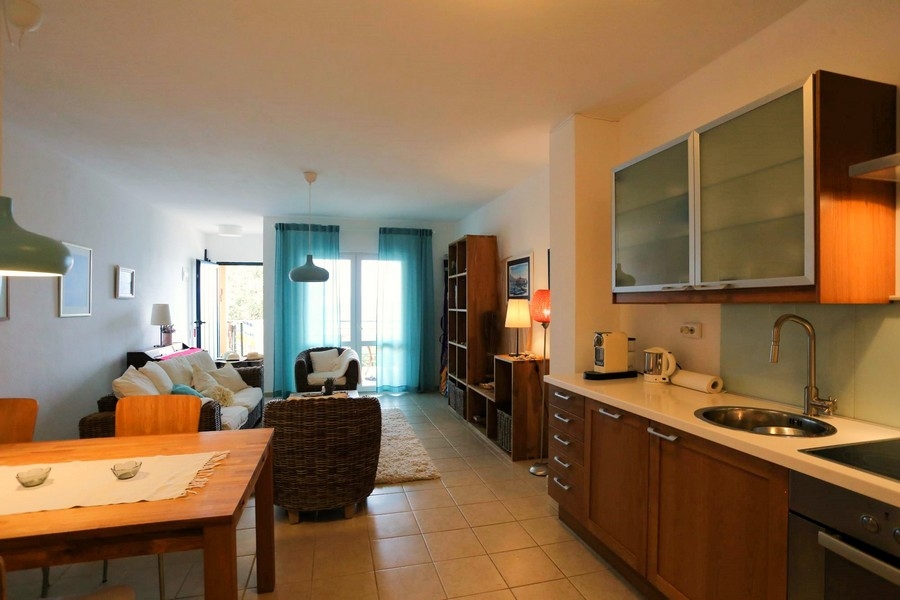 Kuchyň a obývací část.