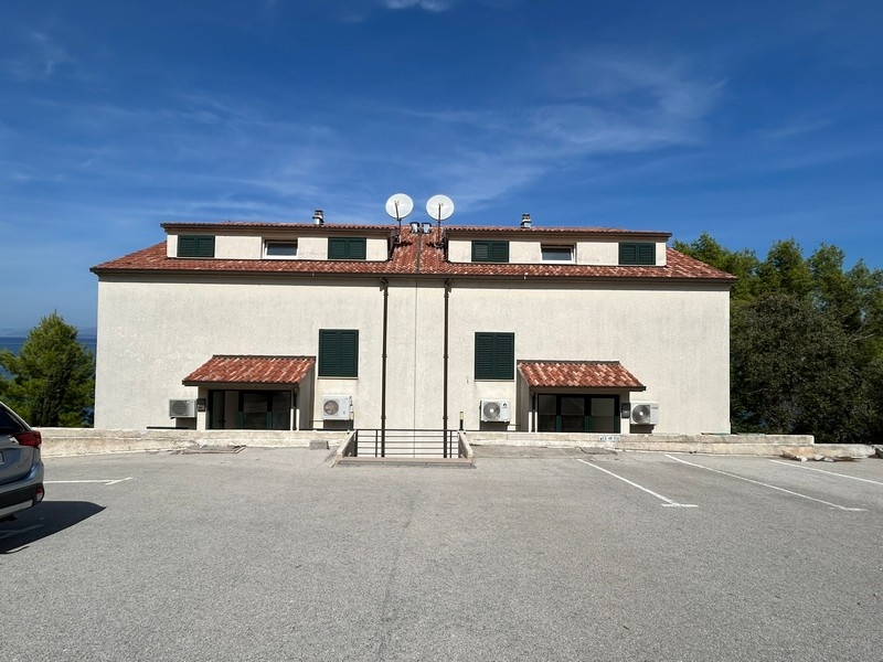 Zadní a parkovací stání nemovitosti A3509.