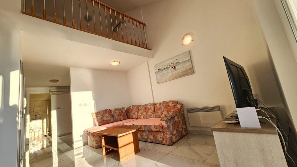 Pohled z obytné části na galerii.