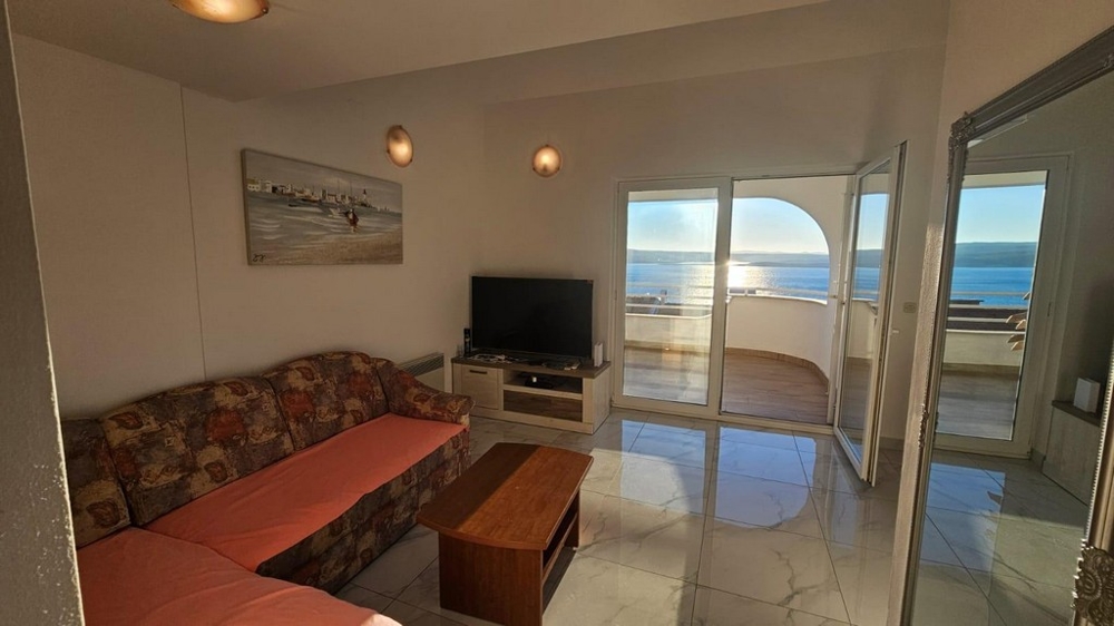 Prakticky zařízený obývací pokoj nabízí také krásný výhled na moře.