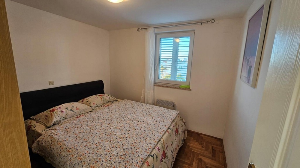 Manželská postel v útulné ložnici.