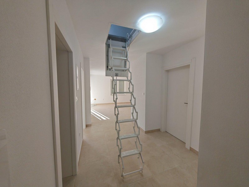 Pomocné schodiště vede do podkroví nemovitosti A3512.