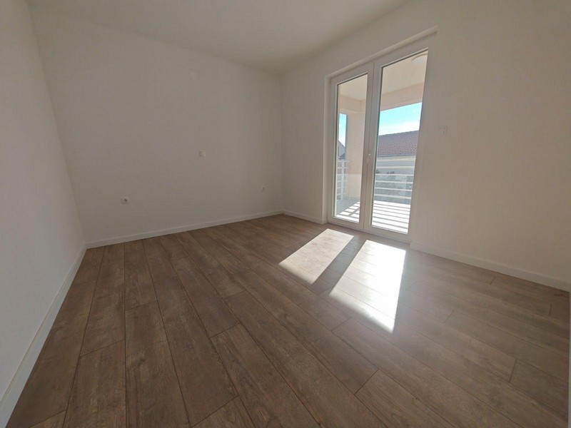 Ložnice se vstupem na terasu.