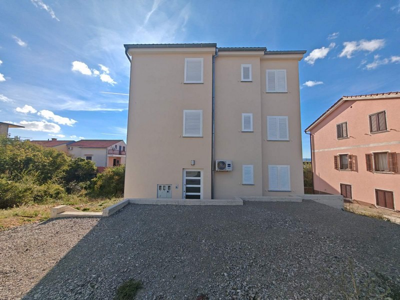 Zadní část nové budovy, ve které se nachází byt A3512.