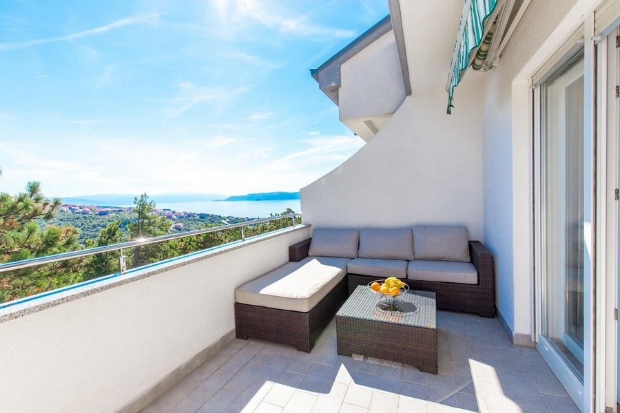 Terasa s posezením a výhledem na moře