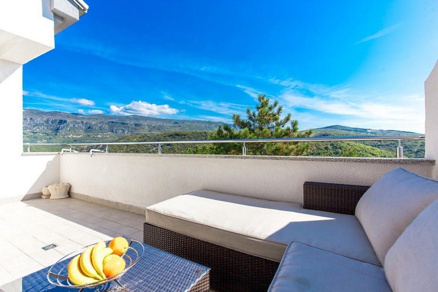 Terasa s posezením a výhledem na moře