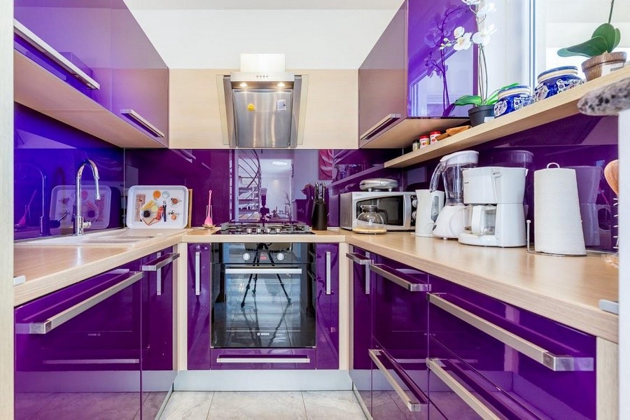 Moderní kuchyně s fialovými čely ve vysokém lesku