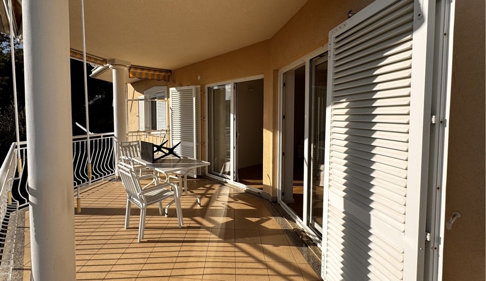 Prostorná a slunná terasa nemovitosti A3519 v Ičići, Kvarnerský záliv.