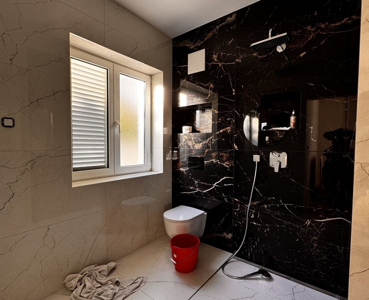 Zrekonstruovaná koupelna s moderním vybavením.