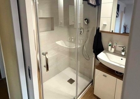 Koupelna se sprchovým koutem.