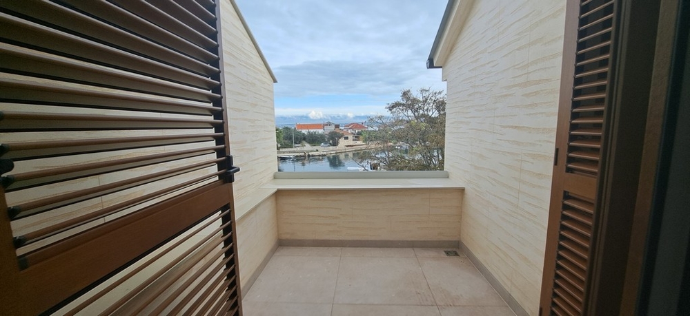Balkon s dřevěnými okenicemi a výhledem na moře, nemovitost A3529 v Poljaně