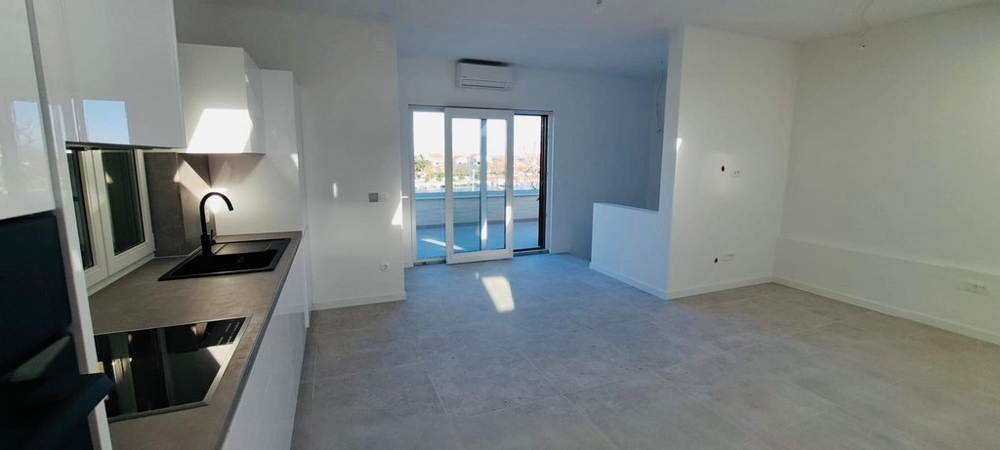 Světlý obývací prostor s kuchyní a vstupem na terasu, nemovitost A3529, Panorama Scouting