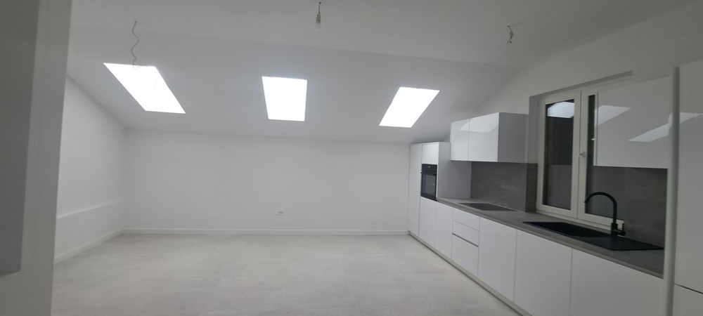 Moderní kuchyně se střešními okny a prostorným obývacím prostorem v Poljaně, nemovitost A3529