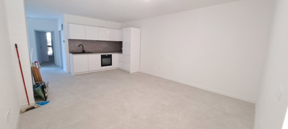 Světlá kuchyňská linka s vestavěnými spotřebiči a minimalistickým designem, nemovitost A3529