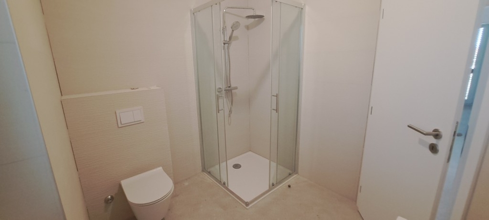 Koupelna se sprchovým koutem a moderním designem v Poljaně, nemovitost A3529, Panorama Scouting