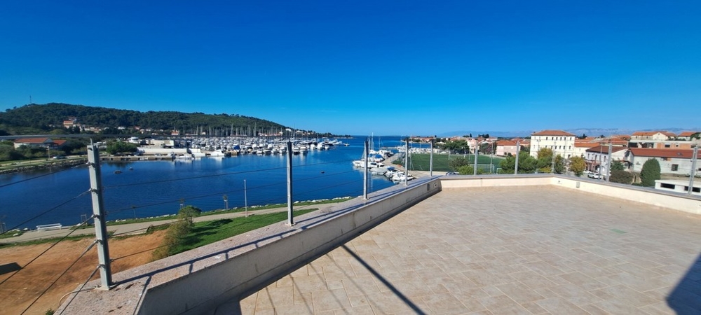 Střešní terasa nemovitosti A353 na ostrově Ugljan v Chorvatsku.