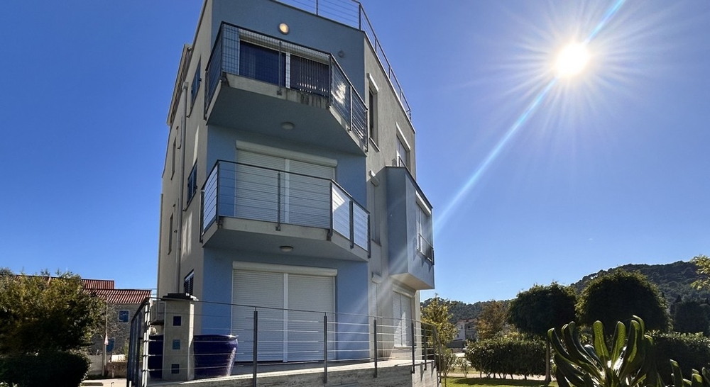 Moderní byt se střešní terasou na Ugljanu na prodej.