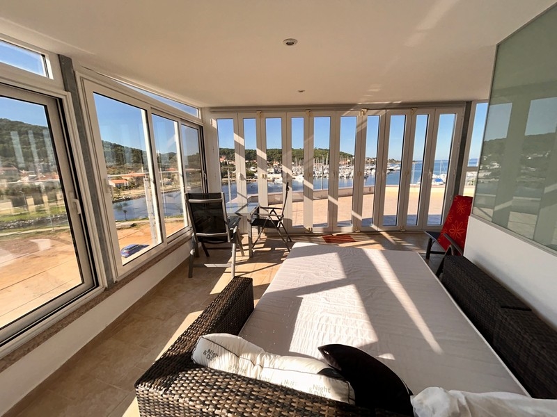 Obývací pokoj s výhledem na přístav a moře