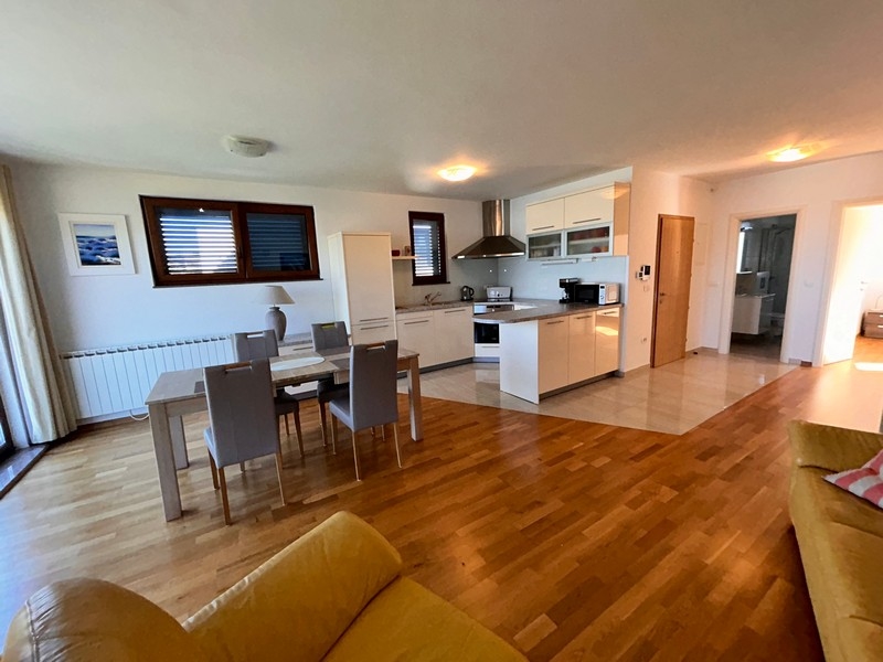 Otevřená kuchyně a jídelní kout s výhledem do obývacího pokoje