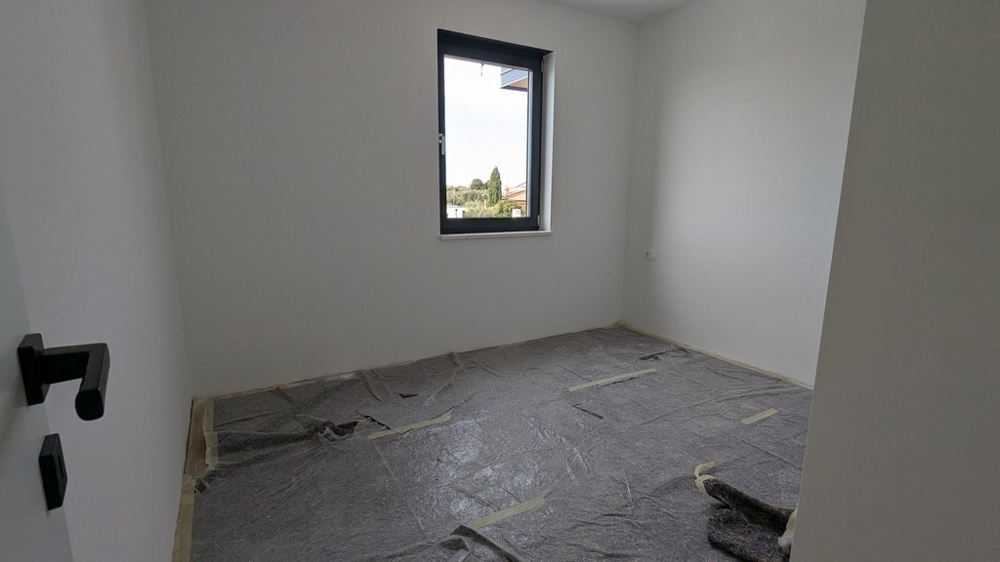 Světlá ložnice s oknem