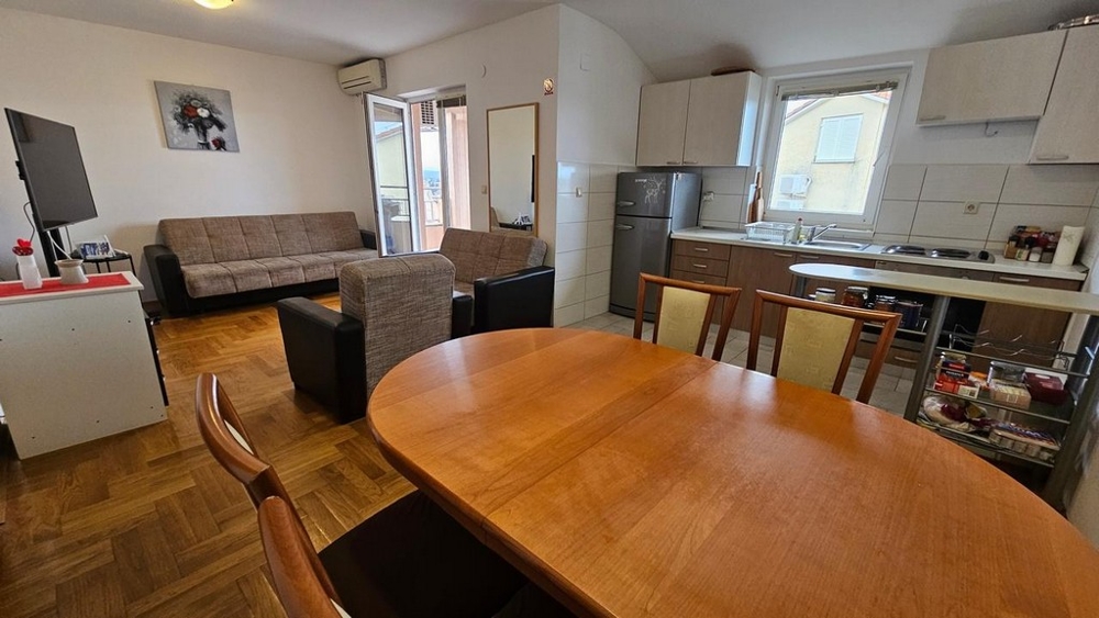 Jídelna, kuchyně a výhled do obývacího pokoje nemovitosti A3543.