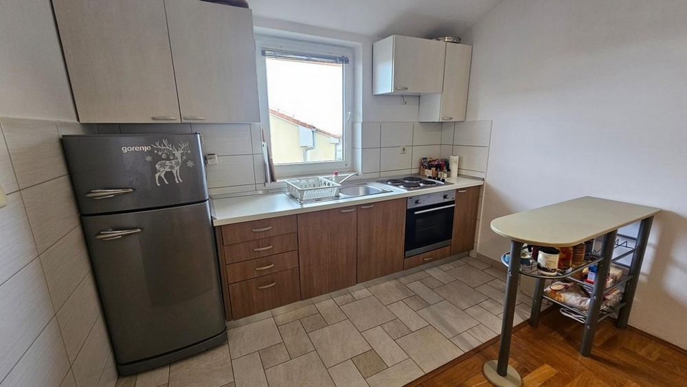 Kuchyň a malý bar.