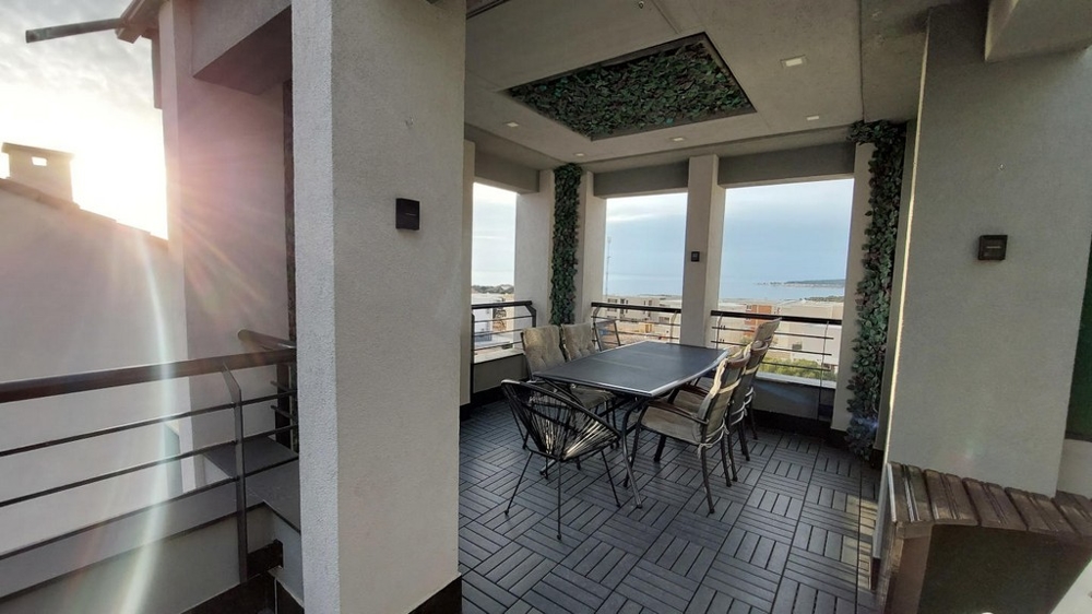 Velká terasa s výhledem na moře nemovitosti A3545 v Novalji.