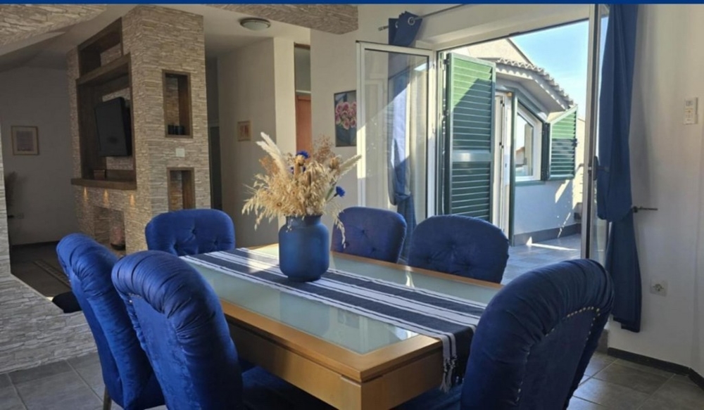 Jídelní stůl a vstup na terasu bytu.