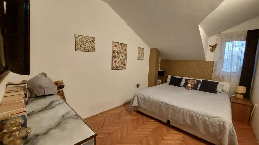 Ložnice s manželskou postelí a oknem