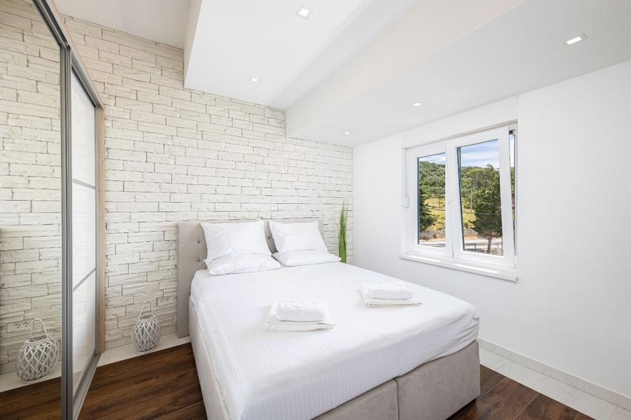 Druhá ložnice s přirozeným světlem