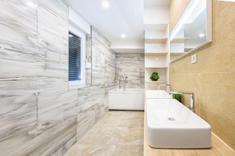 Koupelna se sprchovým koutem a moderním vybavením